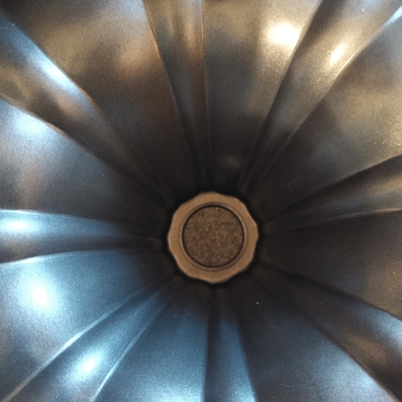 Calphalon nonstick Bundt pan - Picture 2 of 4